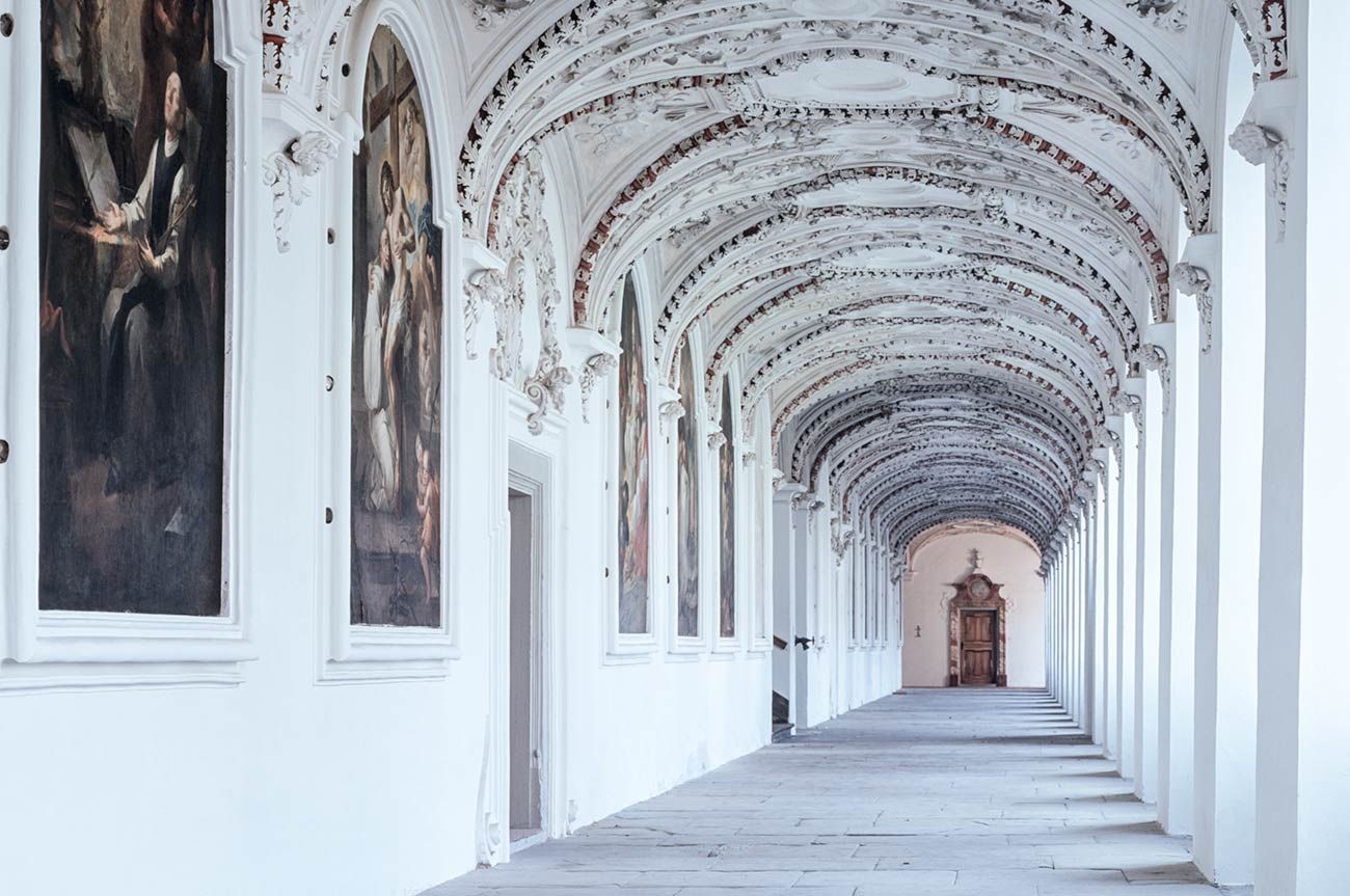 Kloster in Weiss &ndash; Akustikbilder und Schallabsorber von SCHALLSAUGER&reg;