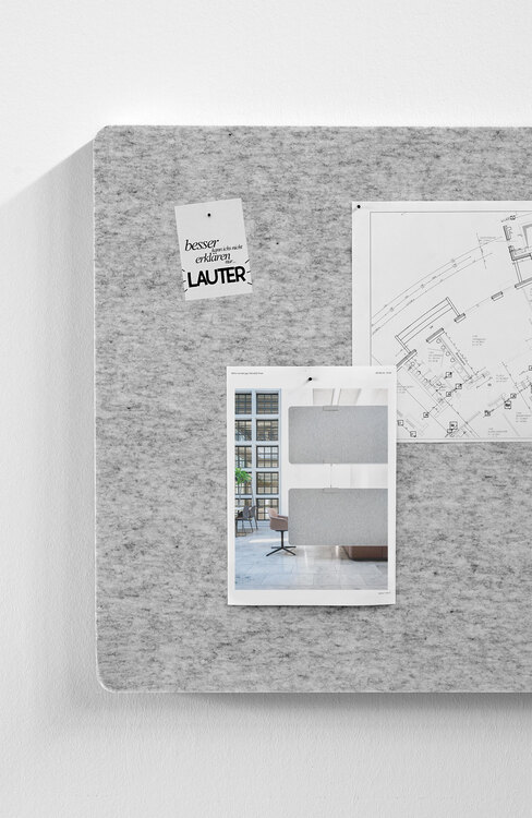 Schallabsober auf Tisch