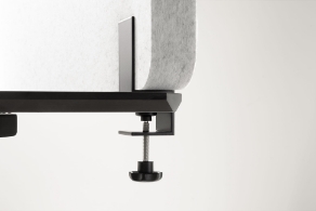 Schallabsober auf Tisch