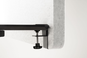 Schallabsober auf Tisch