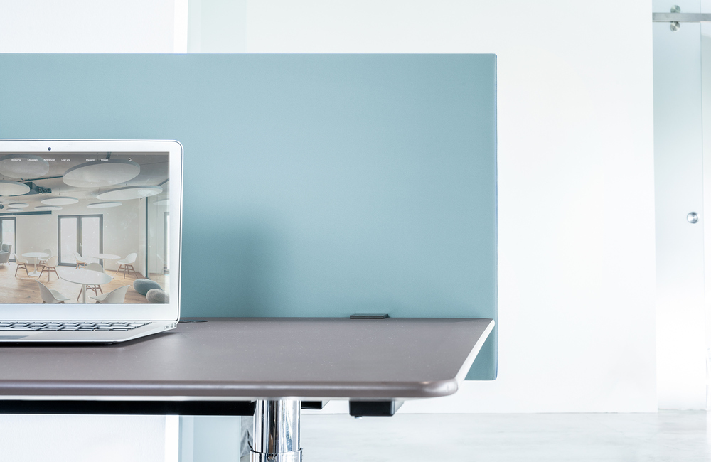 Schallabsober auf Tisch