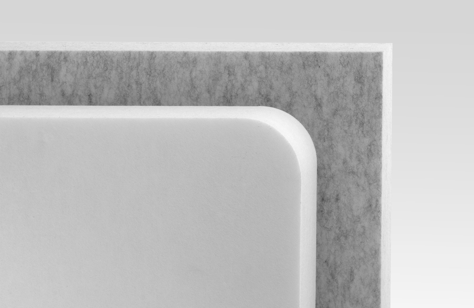 Schallabsober auf Tisch