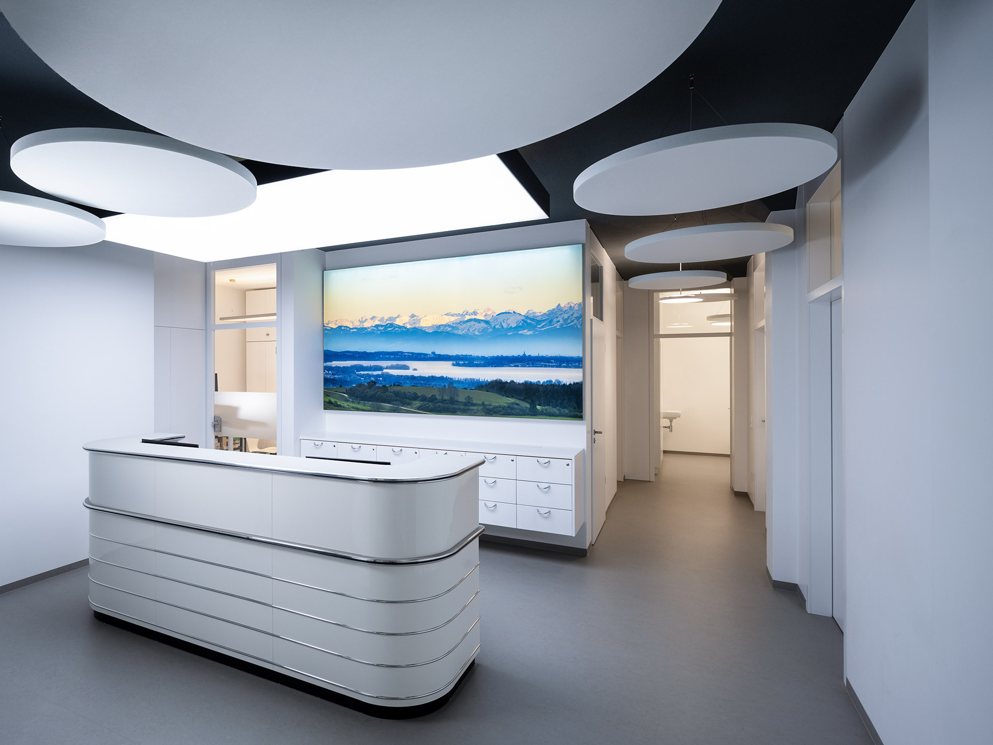 Schallabsorber an der Decke rund