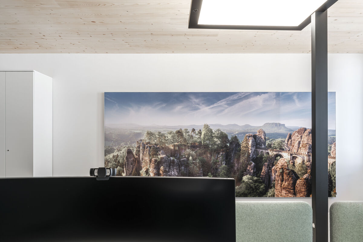 Alu Line Wall großformatiges Akustikbild mit bedrucktem Felsen-Panorama als Schallabsorber an der Bürowand