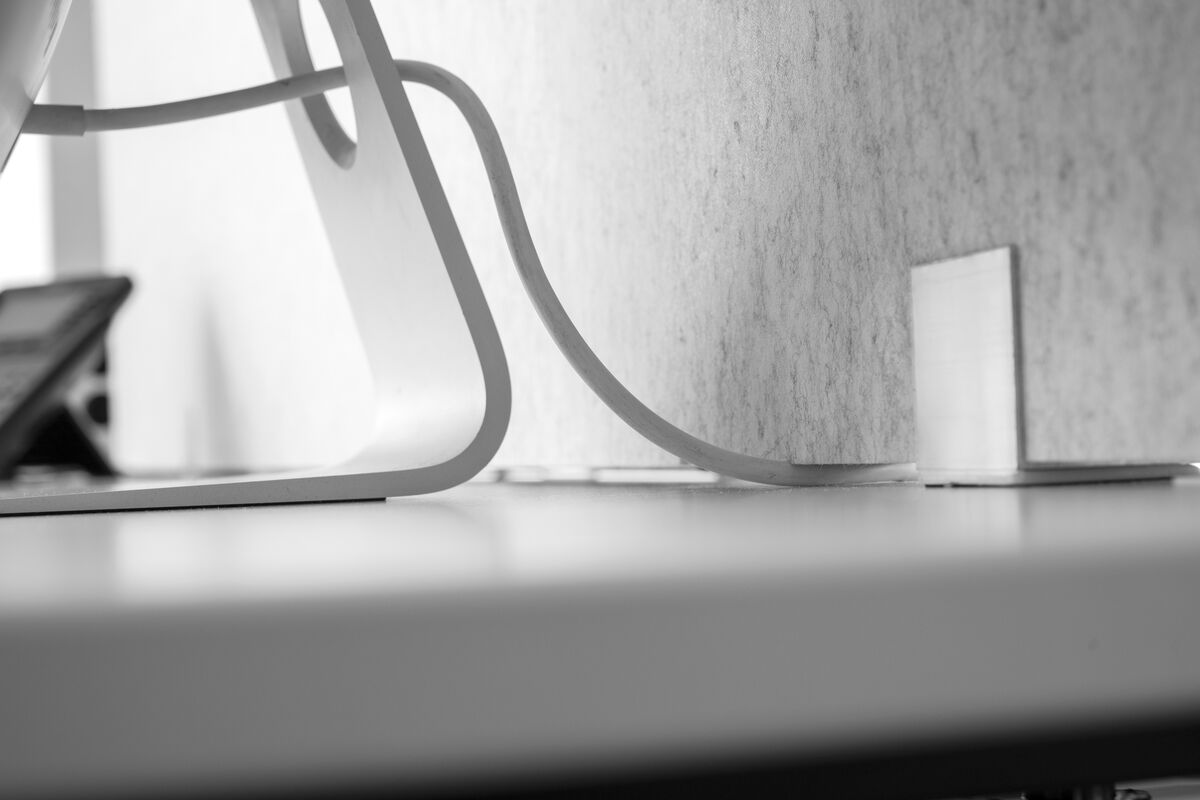 Frameless Table graue rahmenlose Akustik-Tischtrennwand als pinnbare Fläche mit grünem Notizzettel, Detailansicht