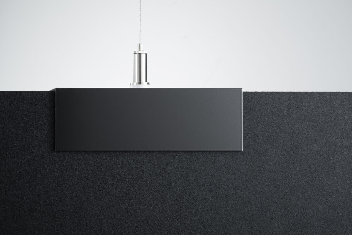 Frameless Baffle einzelner schwarzer abgehängter Akustik-Baffle an Seilaufhängung vor dunkler melierter Fläche