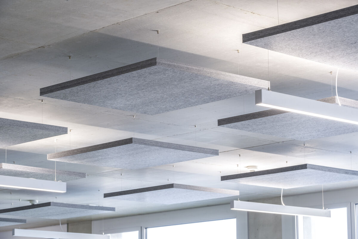 Frameless Sky graue quadratische Akustik-Deckensegel mit Lichtbändern gestaffelt an der Decke, Detailansicht