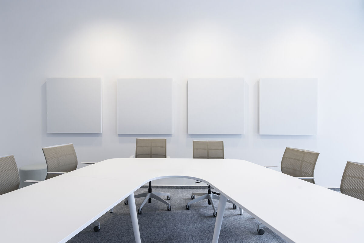 Frameless Wall helle rahmenlose Akustik-Wandpaneele als Wandverkleidung über der Sitzbank in einem Weinkeller mit Fässern