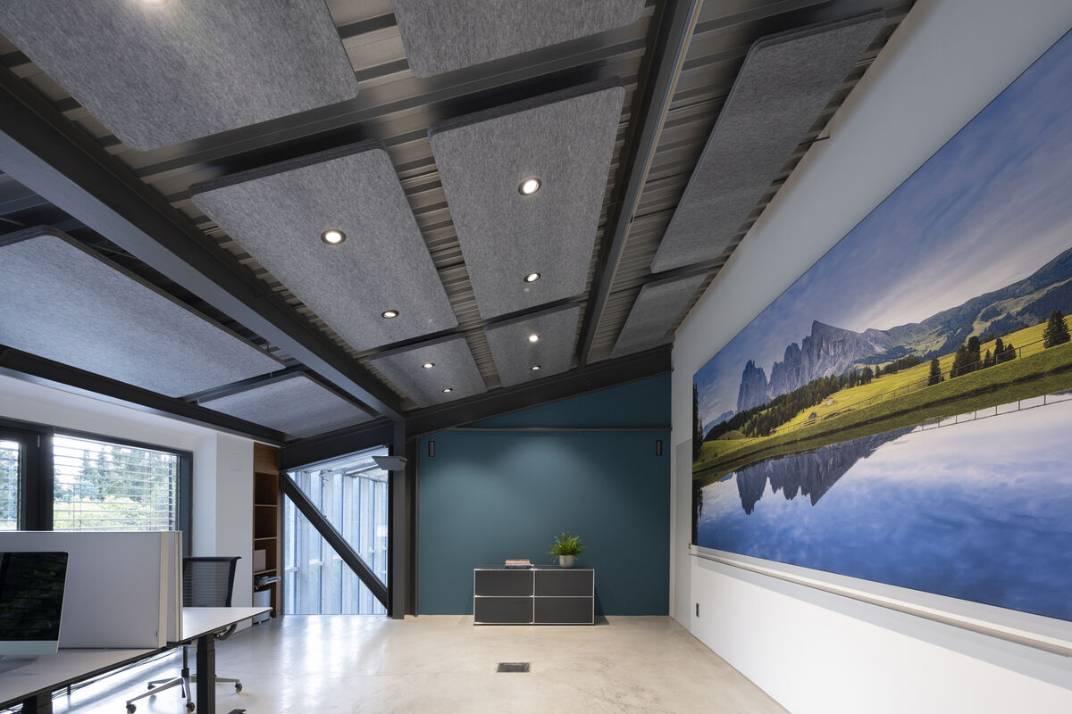 Frameless Sky graue eckige Akustik-Deckensegel mit Einbauleuchten als Schallabsorber im Büro neben bedrucktem Bergpanorama