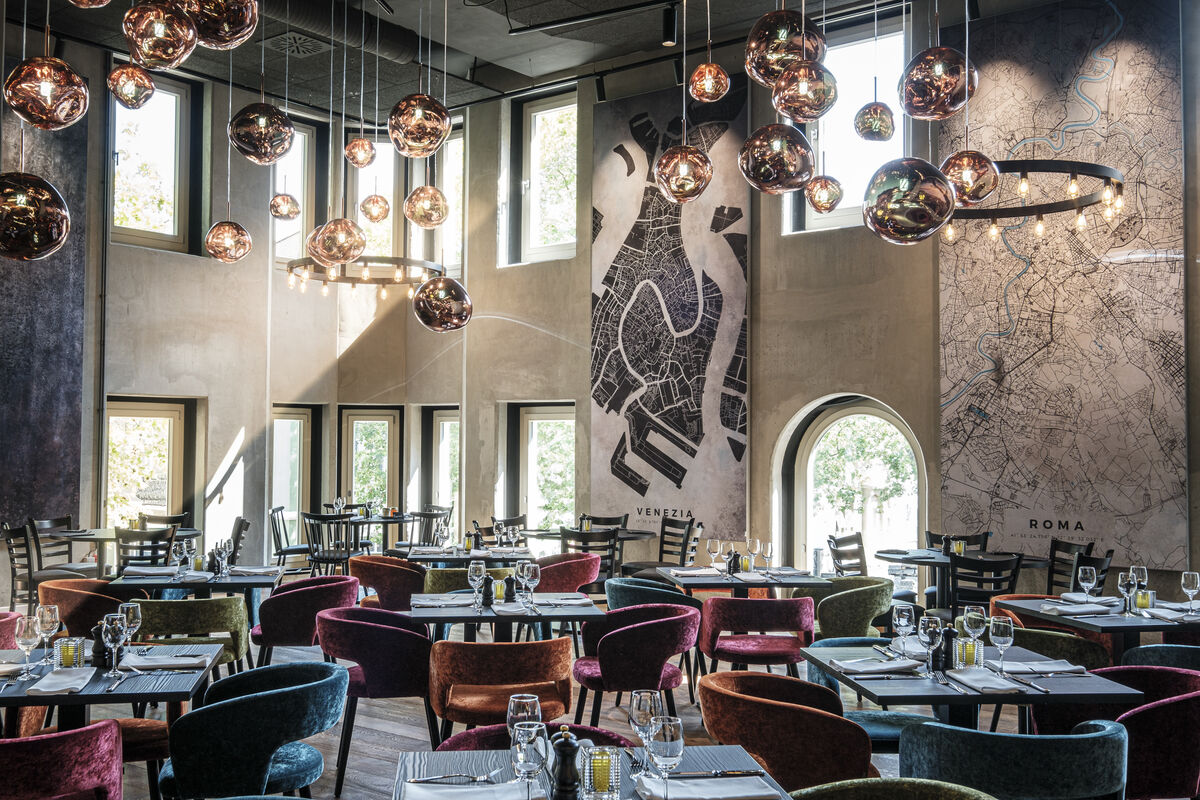Alu Line Wall hohe Akustik-Wandbilder mit bedrucktem Stadtplan-Motiv Venezia und Roma zur Schallabsorption im Restaurant