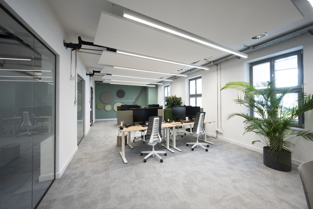 Frameless Sky weiße quadratische Akustik-Deckensegel als flächige Schallabsorber über einer großen Kantine