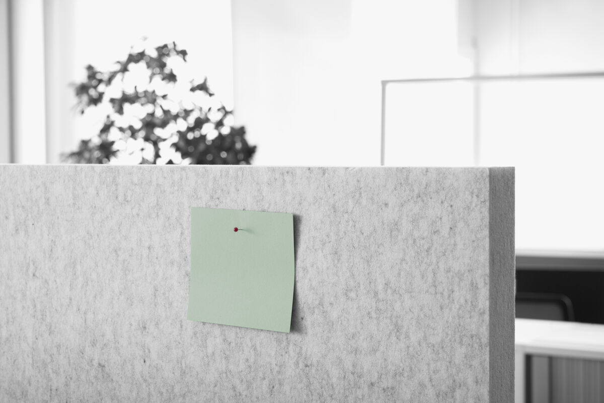 Frameless Table Nahaufnahme der abgerundeten Ecke einer grauen rahmenlosen Akustik-Tischtrennwand im Büro