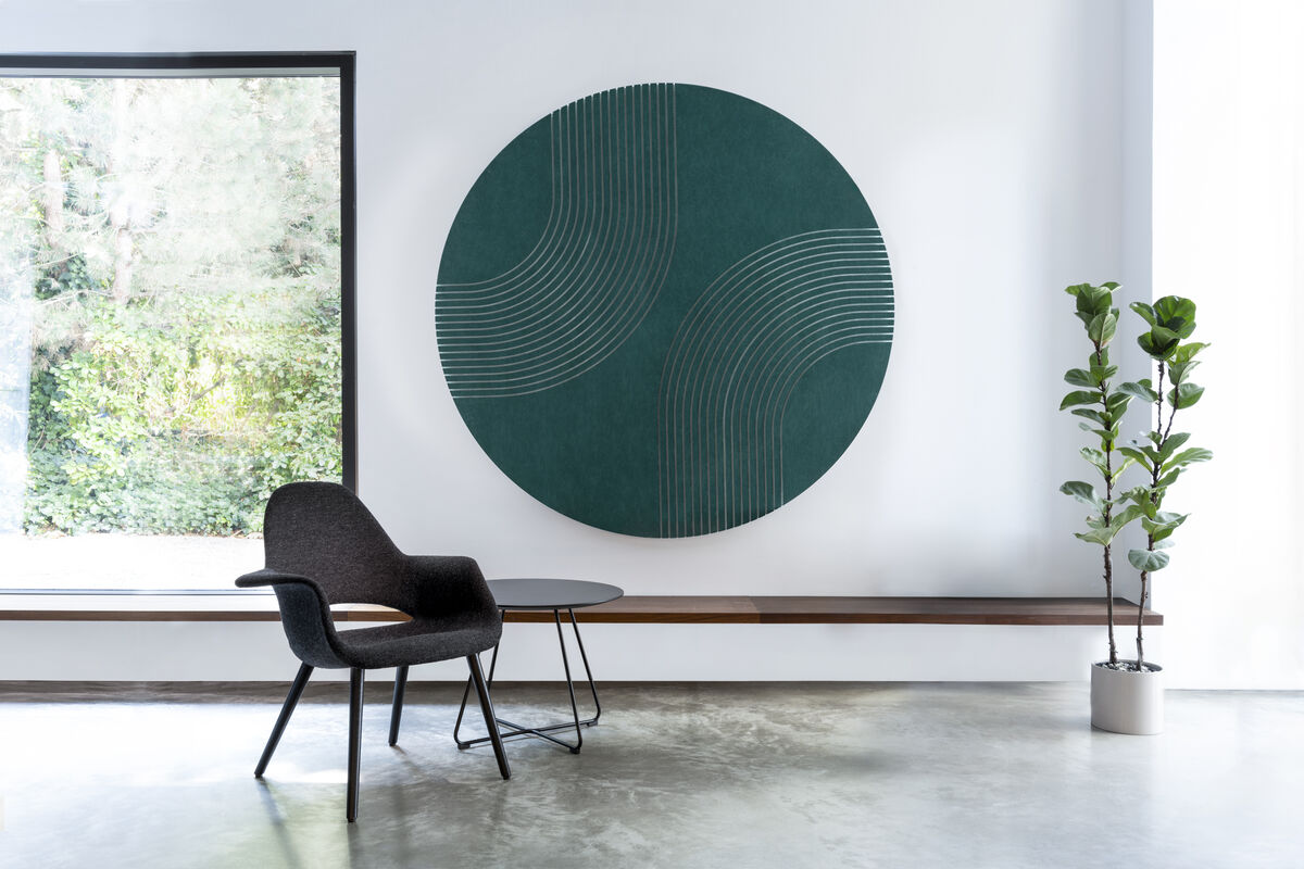Frameless Custom Cut großes weißes Akustikpaneel mit geometrischem Linien-Fräsmuster als Schallschutz an einer Loftwand