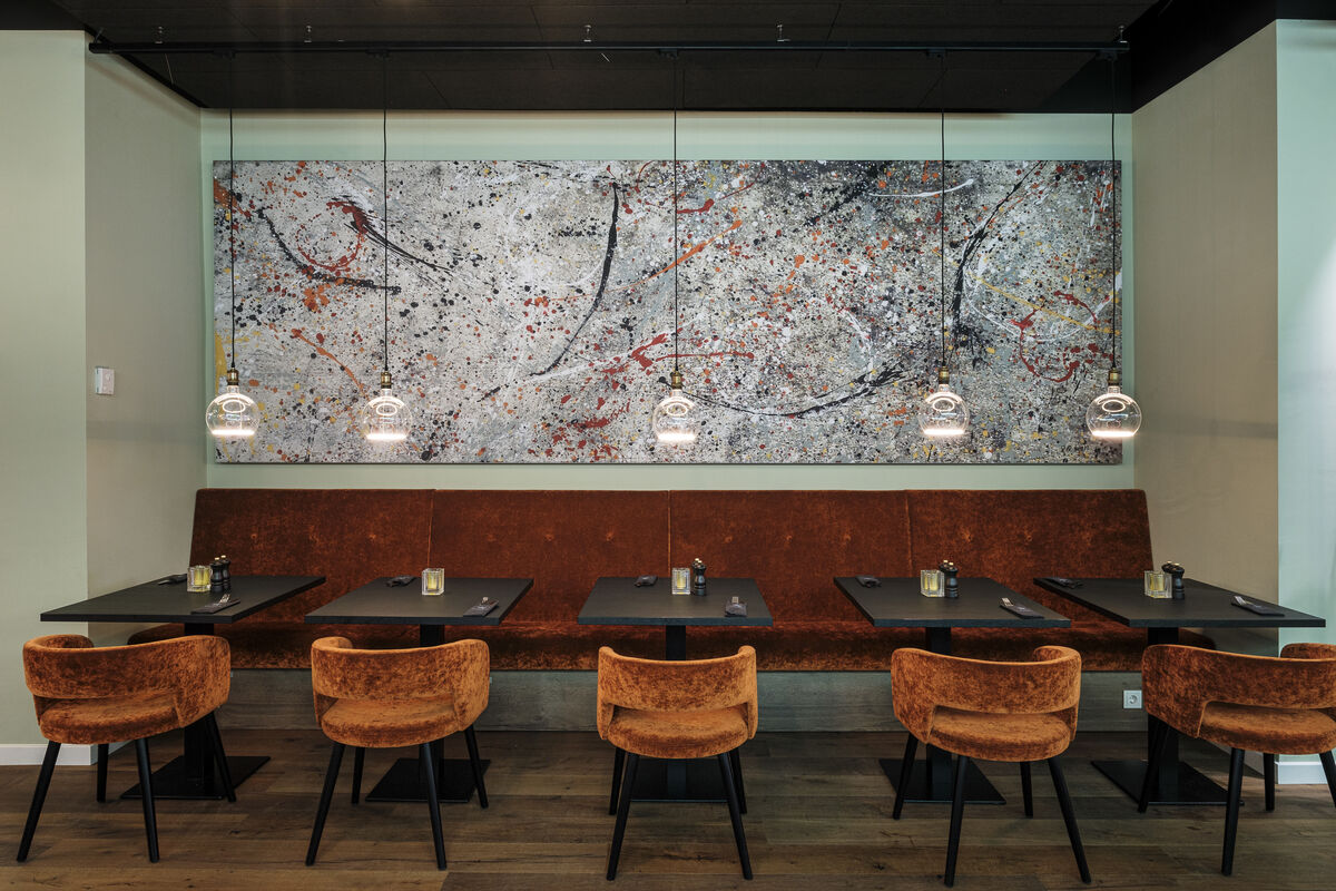 Alu Line Wall großformatiges abstraktes Akustikbild als Schallschutz über der Sitzbank in einem Restaurant