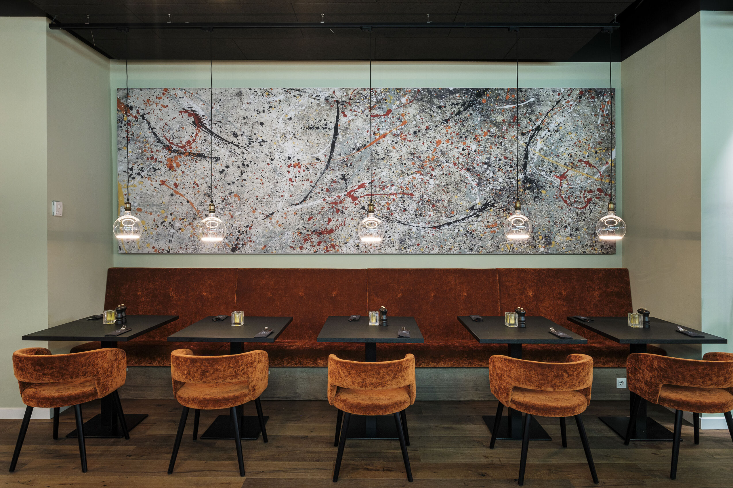 Alu Line Wall großformatiges abstraktes Akustikbild als Schallschutz über der Sitzbank in einem Restaurant