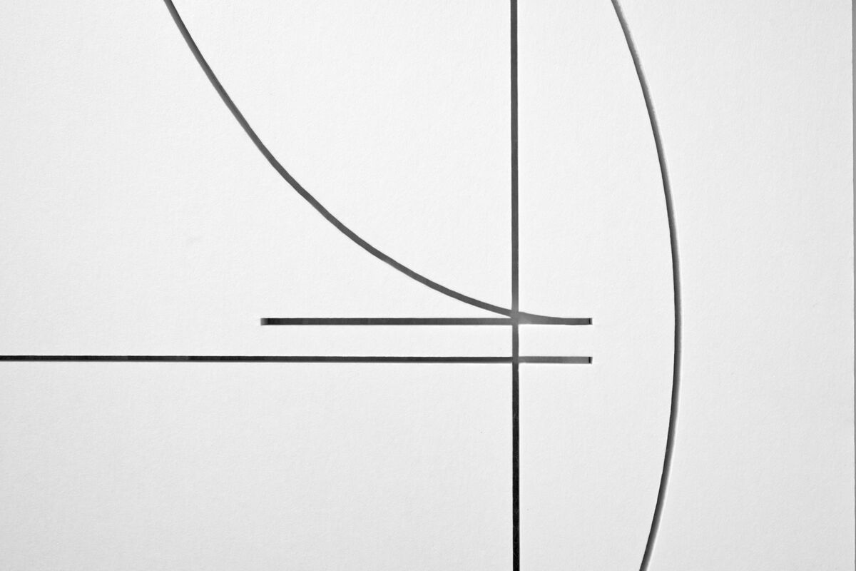 Frameless Custom Cut rundes weißes Akustikpaneel mit Bogen-Fräsmuster als Schallschutz an dunkler Wand über einer hellen Lounge