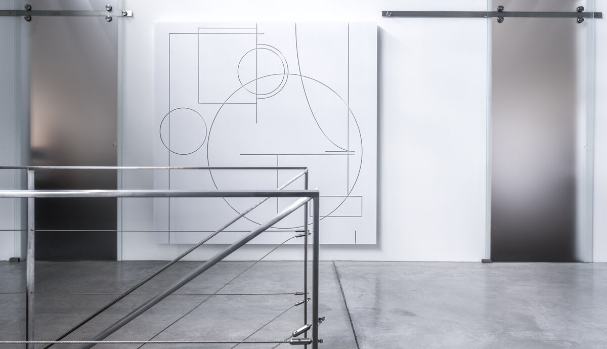 Frameless Custom Cut Nahaufnahme der geometrischen Fräslinien in einem weißen rahmenlosen Akustikpaneel