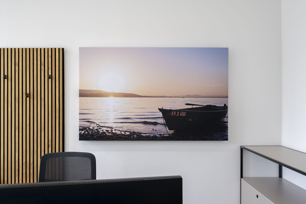 Frameless Picture rahmenloses Akustikbild mit bedrucktem Motiv eines Boots im Sonnenuntergang als Schallschutz im Büro