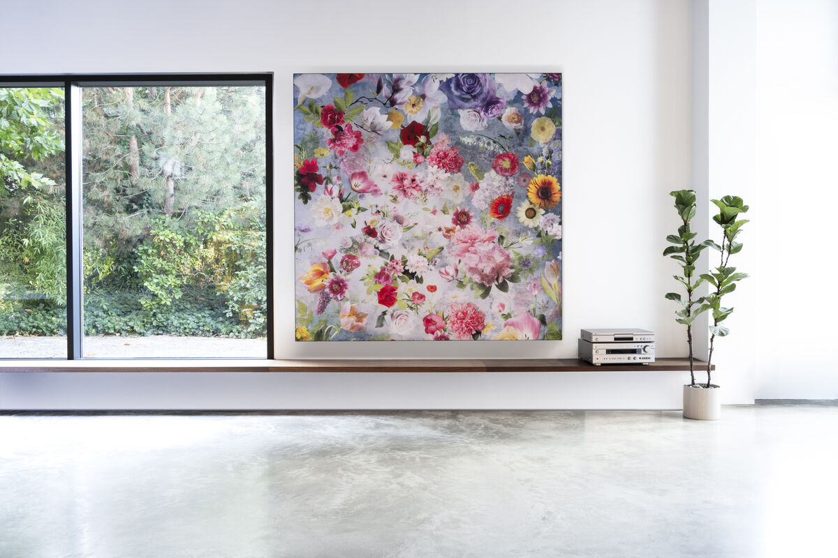 Alu Line Wall großformatiges Akustikbild mit bedrucktem Blumenmotiv als Schallschutz an heller Wand im Wohnraum