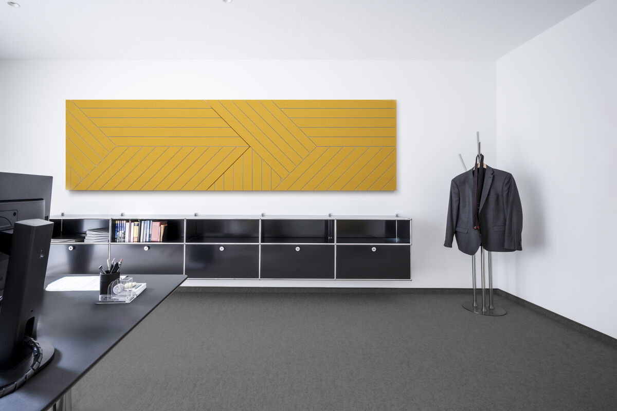 Frameless Custom Cut gelbes rahmenloses Akustikpaneel mit diagonalem Fräsmuster als gestalterischer Schallschutz über einem Sideboard im Büro