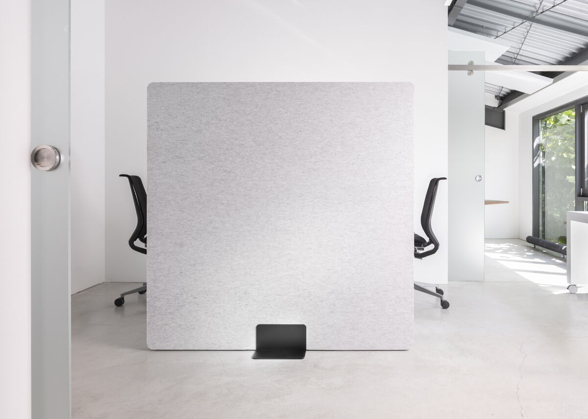 Frameless Move freistehende quadratische Akustik-Stellwand in Hellgrau zur Zonierung zwischen zwei Arbeitsplätzen im Büro