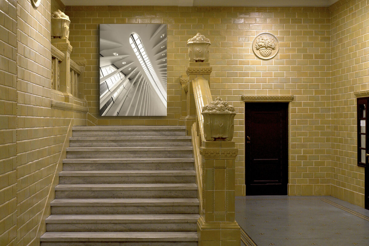 Frameless Picture rahmenloses Akustikbild mit Architekturmotiv als bedruckter Schallschutz im gekachelten historischen Treppenhaus