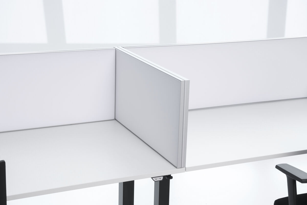 Alu Line Table über Eck kombinierte weiße Akustik-Tischtrennwände mit Alurahmen als Arbeitsplatzabgrenzung