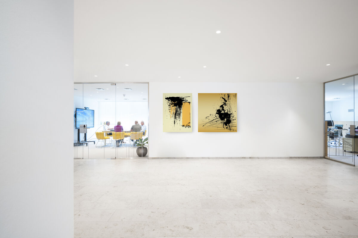 Frameless Picture zwei rahmenlose Akustikbilder mit gelb-schwarzem abstraktem Motiv als bedruckter Schallschutz im Empfangsbereich
