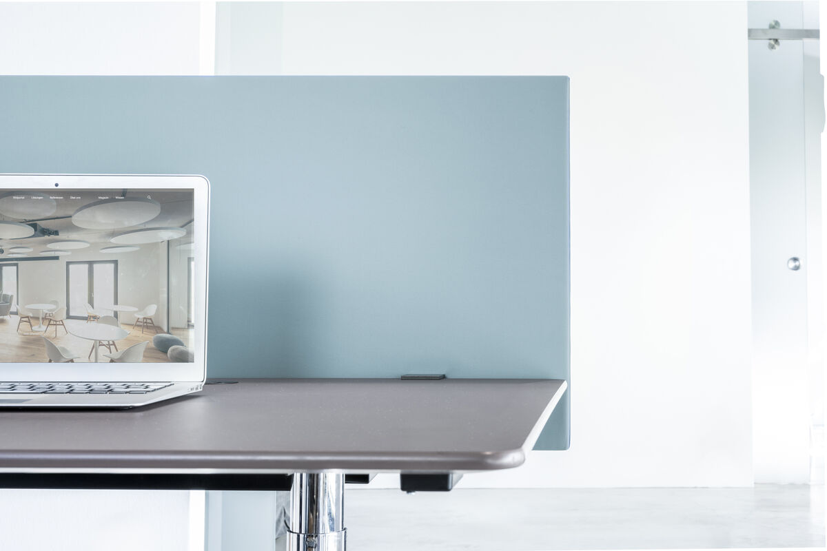 Frameless Table blaue rahmenlose Akustik-Tischtrennwand als Sichtschutz hinter einem Laptop auf einem Schreibtisch