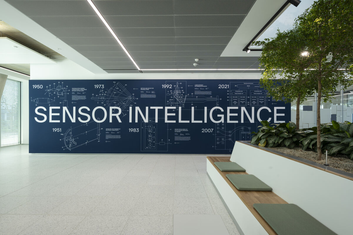 Alu Line Wall großflächiges Akustikbild mit bedrucktem Sensor-Intelligence-Motiv als Schallschutz im Foyer