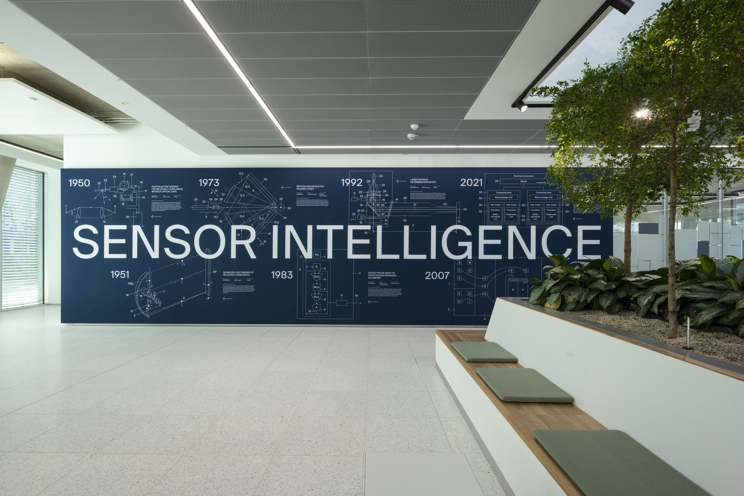 Alu Line Wall großflächiges Akustikbild mit bedrucktem Sensor-Intelligence-Motiv als Schallschutz im Foyer