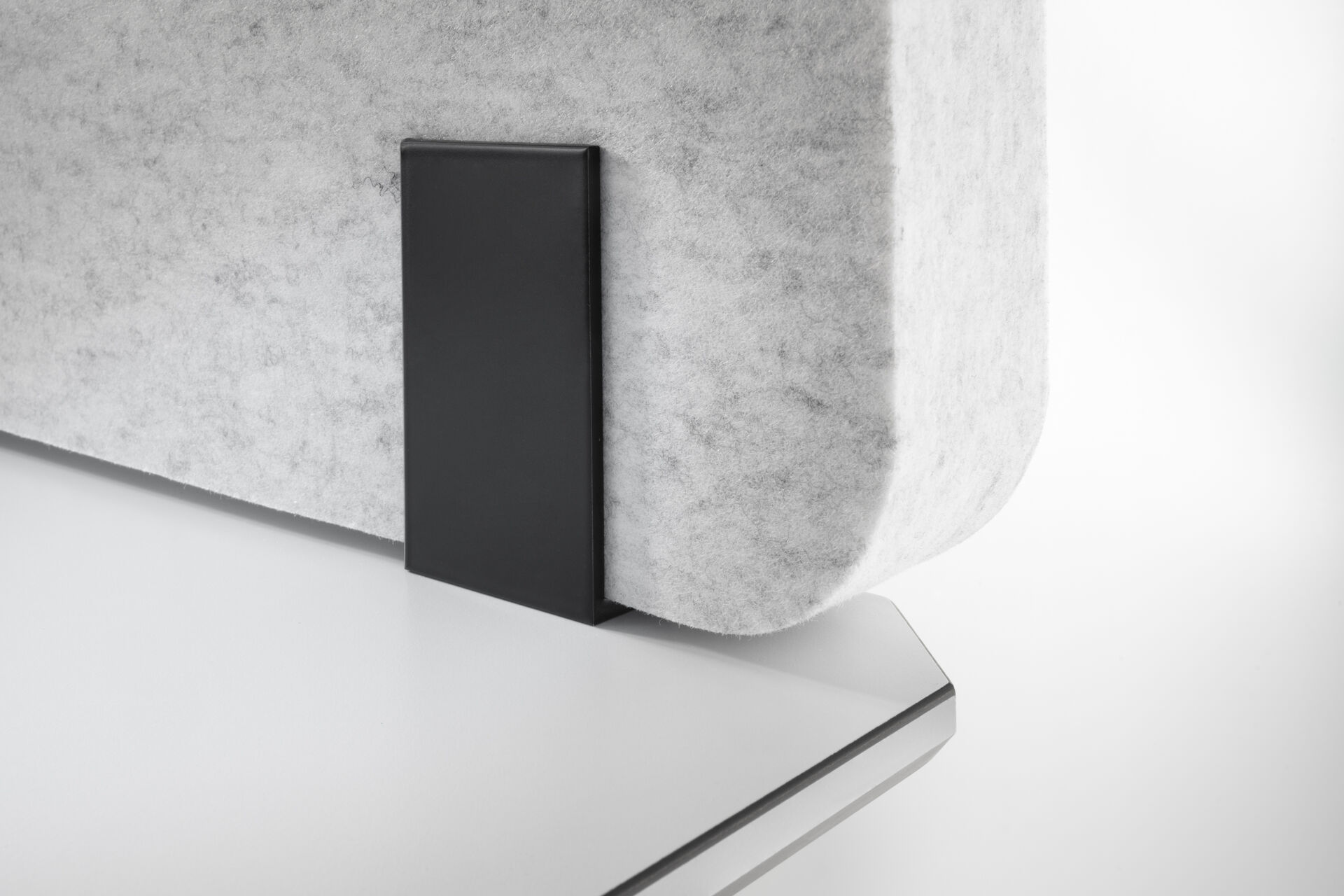 Frameless Table graue rahmenlose Akustik-Tischtrennwand mit schwarzer Tischhalterung, Detailansicht der Befestigung