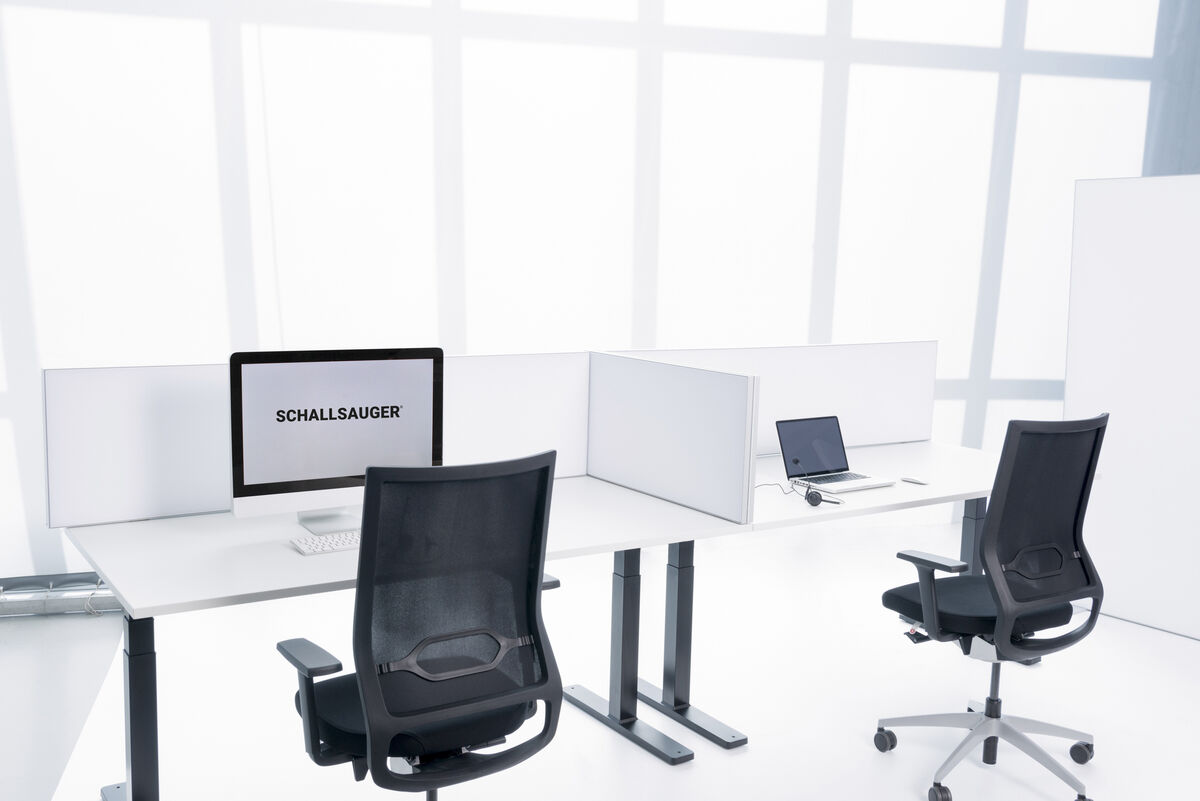 Alu Line Table weiße Akustik-Tischtrennwände als Schall- und Sichtschutz zwischen Doppelarbeitsplätzen im hellen Büro