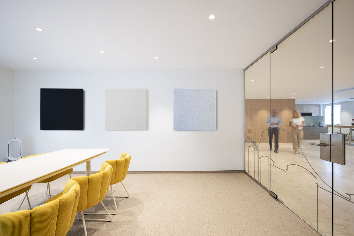 Frameless Wall graues rahmenloses Akustik-Wandpaneel als pinnbare Pinnwand hinter einem Schreibtisch im Büro