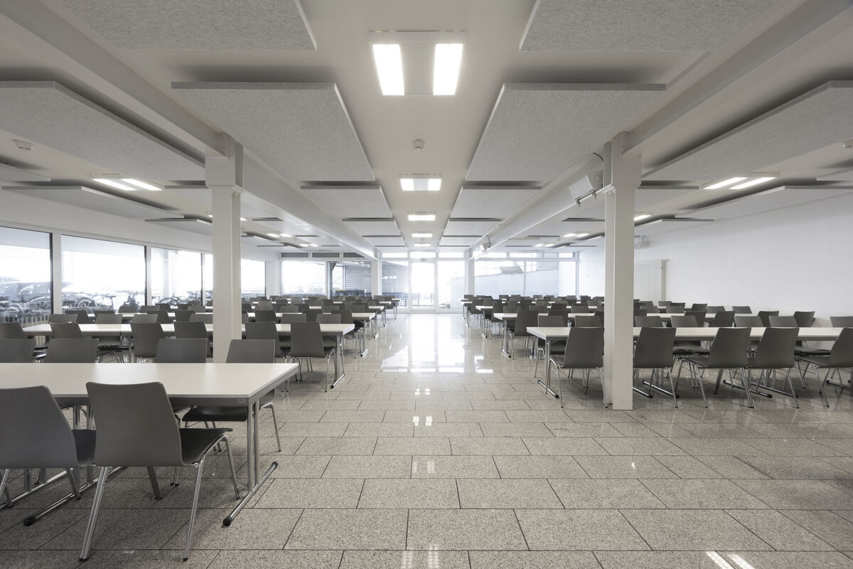 Frameless Sky weiße quadratische Akustik-Deckensegel als flächige Schallabsorber über einer großen bestuhlten Kantine